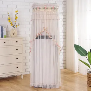Elegante copertura per condizionatore verticale con pizzo floreale e tulle mesh.