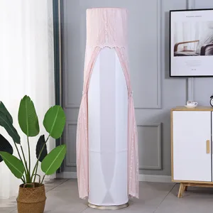 Elegante copertura antipolvere in pizzo rosa per condizionatore d'aria cilindrico.
