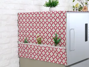 Detalle de funda para refrigerador con patrón de red roja, encaje y bolsillos laterales
