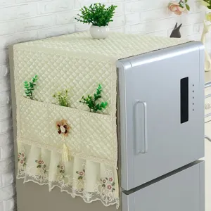 Kühlschrank Staubschutzhülle mit Seitentaschen und elegantem Spitzen Blumenstickerei Design.