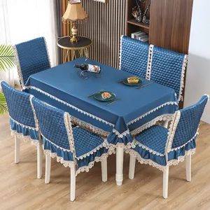 Ensemble de nappe et housse de chaise en velours bleu avec bordure en dentelle delicate.