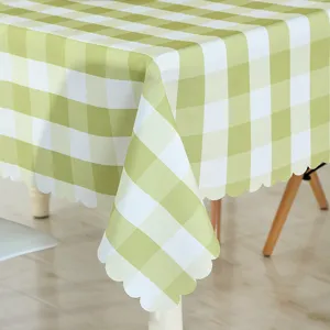 Nappe de table imperméable à carreaux vert et blanc, housse de table élégante et moderne.