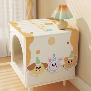 Telo copricomodino in stile crema antipolvere con simpatici animali cartoon e scritta inglese.