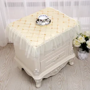 Elegante funda de encaje para mesa de noche con borde de volantes en mesita
