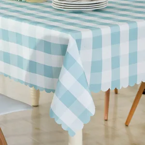 Nappe de table imperméable à carreaux bleus et blancs avec bordure festonnée pour décoration.