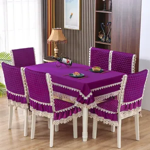 Ensemble de nappe et housses de chaise de salle à manger en velours violet avec bordure en dentelle.