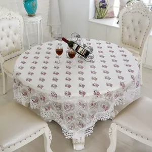Vista detallada de elegante mantel de encaje blanco bordado, ideal para decorar la mesa del comedor.