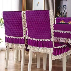Housse de chaise et nappe matelassées violettes, belle bordure en dentelle, détail intérieur.