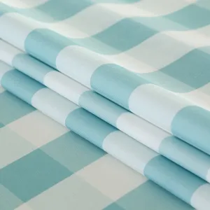Gros plan détaillé de la texture du tissu de nappe imperméable à carreaux bleus.