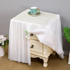 Copertura antipolvere per comodino trapuntato stile europeo con pizzo bianco e nastro.