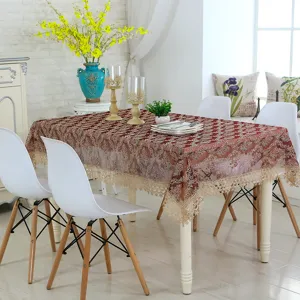 Detalle elegante mantel de encaje bordado, hermosa cubierta decorativa para mesa.