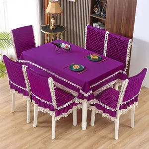 Nappe de table à manger en velours violet et ensemble de coussins de chaise avec bordure en dentelle.