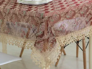 Mantel de encaje rojo bordado con patron floral dorado y elegante borde decorativo hogar.