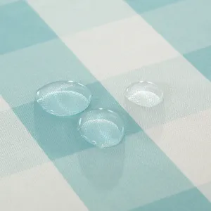 Gros plan sur le tissu de nappe imperméable avec un élégant motif à carreaux bleus blancs.