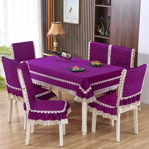 Ensemble de nappe et housses de chaise de salle à manger en velours violet et dentelle.