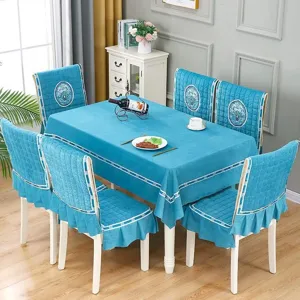 Ensemble de nappe matelassée et housses de chaise de salle à manger bleue avec broderie élégante.