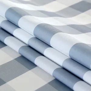 Gros plan detaille d'une nappe impermeable a carreaux gris et blanc, texture douce.