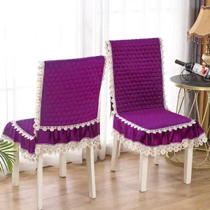 Housse de chaise en velours avec bordure en dentelle, coussin violet moderne pour décoration.