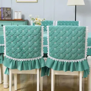 Ensemble housse de chaise de salle à manger matelassée et nappe avec bordure en dentelle.