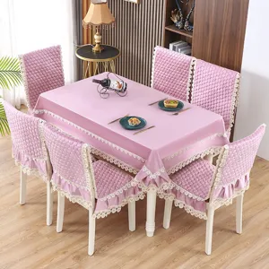 Ensemble de nappe et housses de chaise en velours rose avec bordure en dentelle.