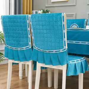 Ensemble housse de chaise de salle à manger et nappe matelassées bleues, détail antidérapant.
