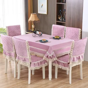 Ensemble de nappe et coussins de chaise en velours italien rose avec bordure en dentelle.