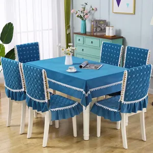 Ensemble de nappe et housse de chaise de salle à manger bleue en velours élégant.
