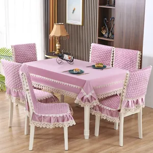 Set de nappe de table à manger et housses de chaise en velours rose avec bordure en dentelle.