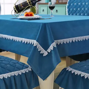 Nappe en velours bleu et housses de chaise de salle à manger avec bordure en dentelle