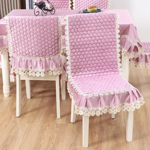 Vue detaillee de la housse de chaise en velours rose avec jolie dentelle et nappe assortie.