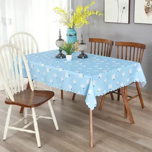 Nappe de table rectangulaire impermeable avec motif floral bleu, ideale pour la salle a manger.