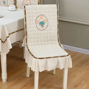 Housse de chaise de salle à manger matelassée une pièce avec motif floral brodé élégant.