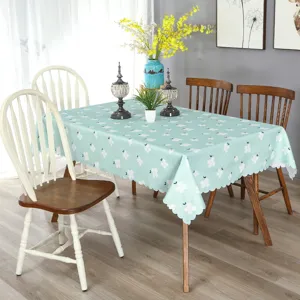 Nappe rectangulaire vert clair avec motif floral blanc pour la décoration de salle à manger.
