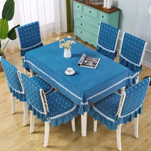 Ensemble de nappe et coussins de chaise matelassés bleus avec belle bordure en dentelle.