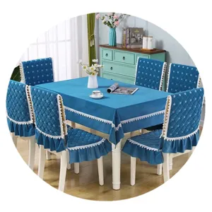 Ensemble de nappe et housses de chaise en velours bleu avec dentelle pour salle a manger.