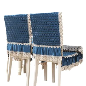 Ensemble de housses de chaise de salle à manger en velours bleu avec bordure en dentelle.