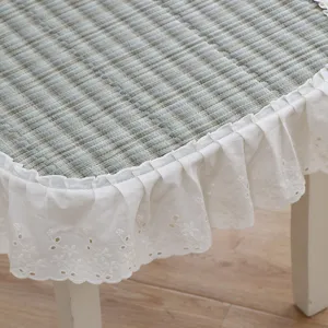 Detailansicht des grünen Karo-Stuhlkissens mit weißer bestickter Rüsche für Esszimmer.