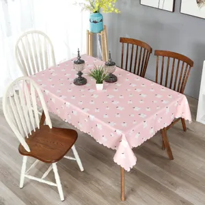 Nappe rectangulaire imperméable avec joli motif floral rose et bord festonné élégant.