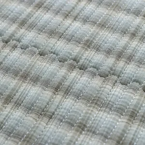 Gesteppter Karo Stuhlpolster Stoff Detail, atmungsaktives rutschfestes Sitzkissen Textur nah.