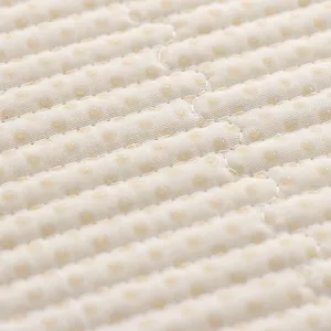 Atmungsaktives rutschfestes Stuhlkissen Sitzpolster Detail beige gesteppter Stoff Textur Buero