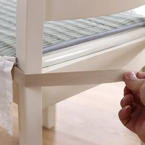 Karos Stuhlkissen Detail mit elastischem Gurt und Stoffstruktur für Esszimmerstühle.