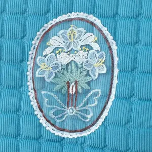 Housse de chaise matelassée épaisse avec broderie florale bleue, coussin de siège antidérapant.