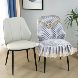 Eetkamerstoelhoes detail met luxe gewatteerde stof en elegante kanten randversiering.