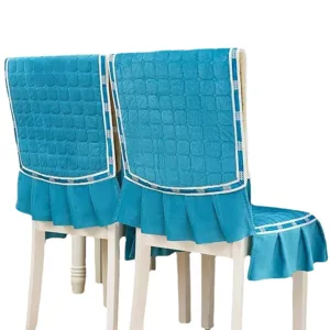 Housse de chaise monobloc en velours côtelé bleu avec passepoil blanc et jupe à volants.
