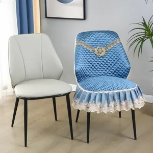 Gedetailleerd overzicht van blauwe gewatteerde stoelhoezen met elegant kant en geborduurd bloemdecor.