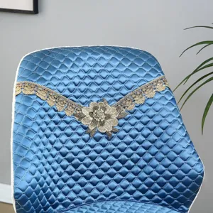 Blauwe gewatteerde eetkamerstoelhoes met gouden kantborduurwerk, elegante stoelbeschermer.