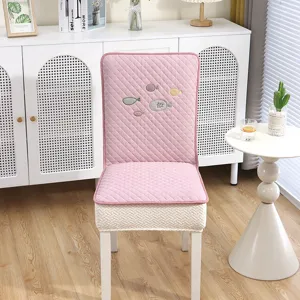 Housse de chaise de salle à manger matelassée rose avec broderie de poisson élégante.