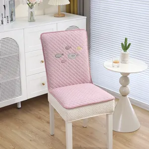 Vue détaillée de la housse de chaise antidérapante épaissie avec broderie et design matelassé rose.