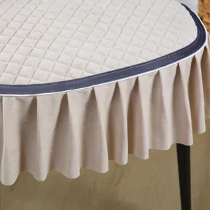 Beige gewatteerde stoelhoezen detail, elegante rimpelrok en donkere bies voor eetkamer.