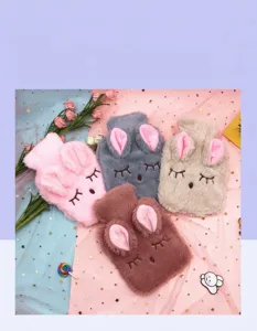 Détail montrant quatre couleurs de housses de bouillotte en peluche lapin douce